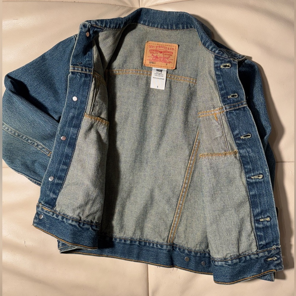Levi's Women’s Jean Jacket Trucker Style with Shorter Silhouette and 3/4 Sleeve - Picture 9 of 15